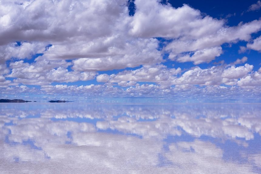 一生に一度は行きたいボリビア ウユニ塩湖で鏡張りの絶景写真を撮ろう