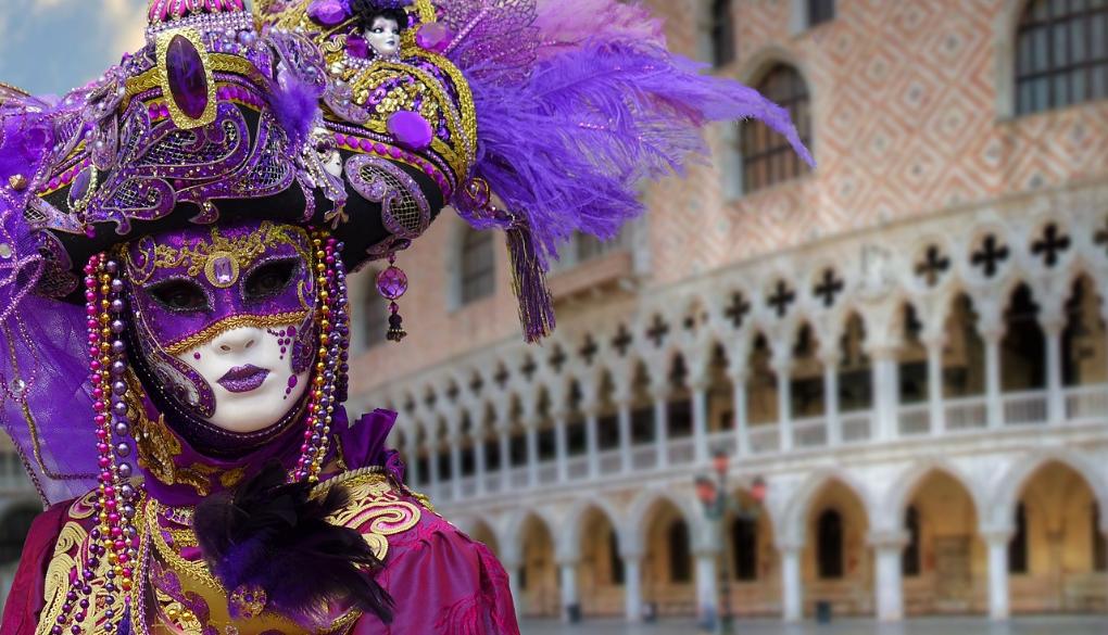 紫のマスクとベネチアカーニバル