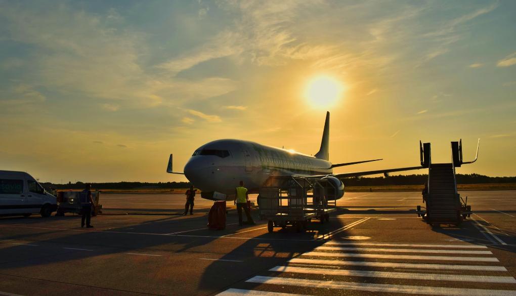 夕暮れの飛行機