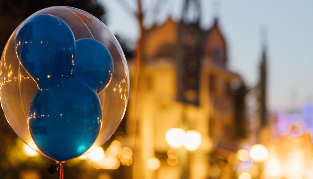 ディズニーランドの青い風船