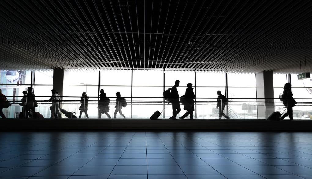 空港内を歩く旅行者