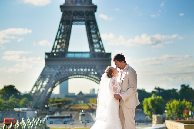 エッフェル塔でハネムーンの写真撮影