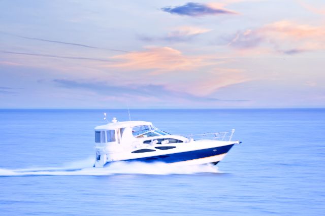 スピードボート